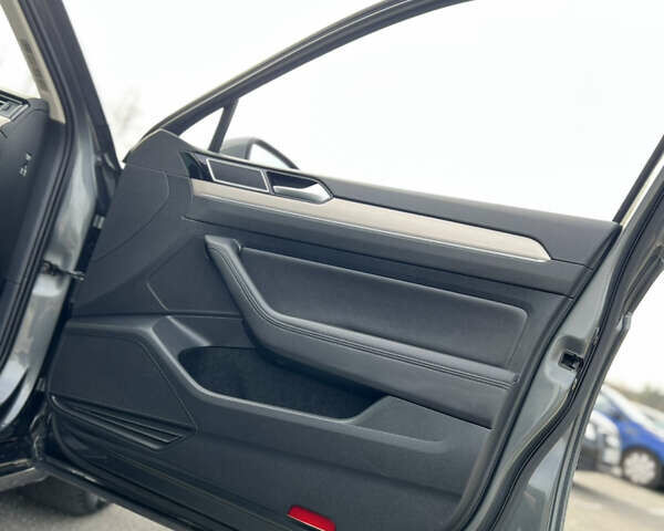 Серый Фольксваген Пассат, объемом двигателя 1.6 л и пробегом 265 тыс. км за 13200 $, фото 57 на Automoto.ua