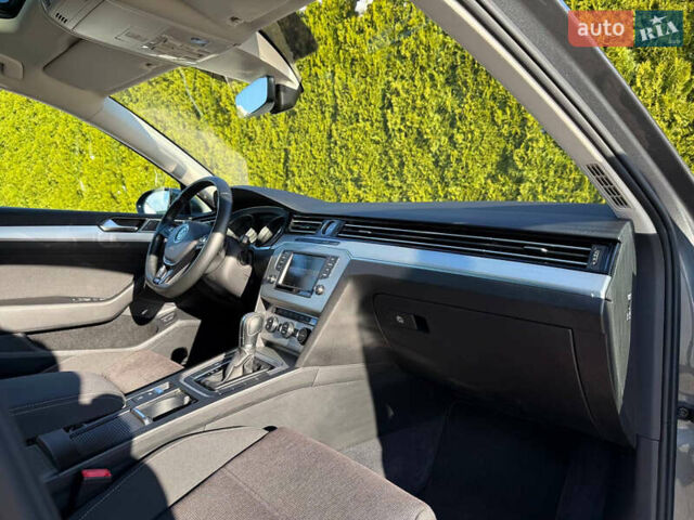 Сірий Фольксваген Пассат, об'ємом двигуна 2 л та пробігом 195 тис. км за 16999 $, фото 43 на Automoto.ua