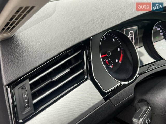 Серый Фольксваген Пассат, объемом двигателя 1.6 л и пробегом 263 тыс. км за 13500 $, фото 14 на Automoto.ua