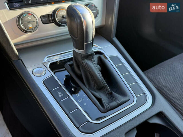 Сірий Фольксваген Пассат, об'ємом двигуна 2 л та пробігом 195 тис. км за 16999 $, фото 69 на Automoto.ua