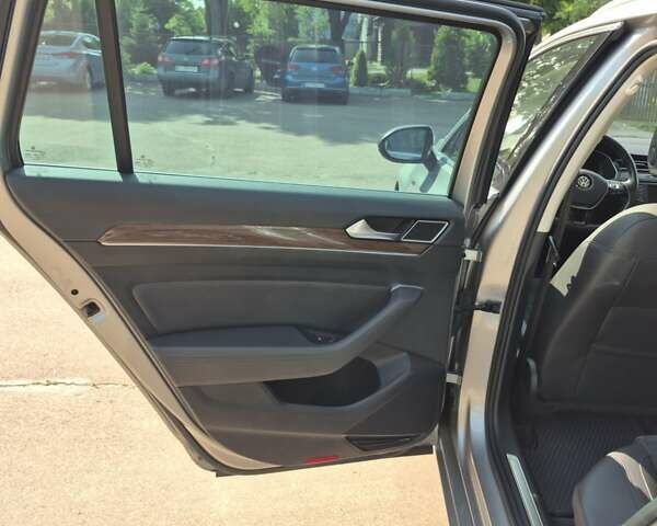 Серый Фольксваген Пассат, объемом двигателя 1.97 л и пробегом 267 тыс. км за 19000 $, фото 25 на Automoto.ua