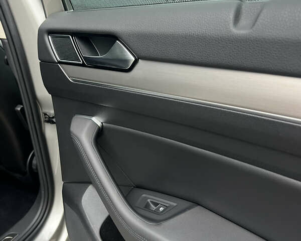 Сірий Фольксваген Пассат, об'ємом двигуна 1.6 л та пробігом 260 тис. км за 13999 $, фото 44 на Automoto.ua