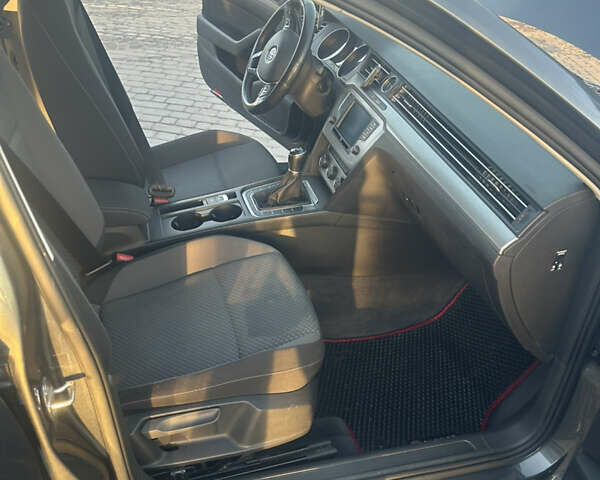 Серый Фольксваген Пассат, объемом двигателя 1.6 л и пробегом 216 тыс. км за 13100 $, фото 14 на Automoto.ua