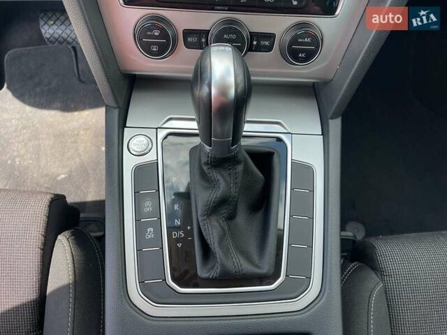 Серый Фольксваген Пассат, объемом двигателя 1.8 л и пробегом 165 тыс. км за 15500 $, фото 19 на Automoto.ua