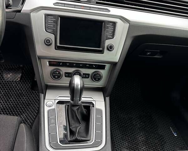 Серый Фольксваген Пассат, объемом двигателя 1.97 л и пробегом 306 тыс. км за 15000 $, фото 35 на Automoto.ua