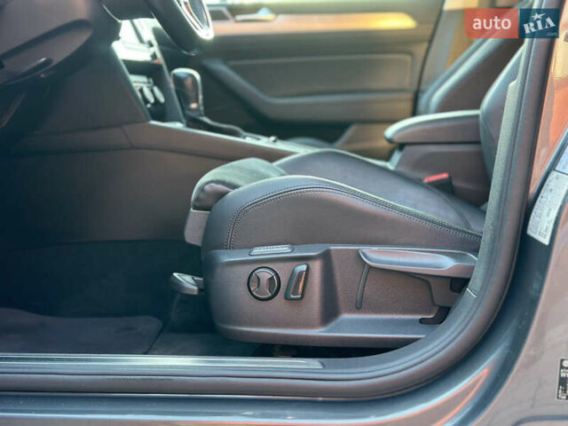 Серый Фольксваген Пассат, объемом двигателя 2 л и пробегом 220 тыс. км за 17999 $, фото 21 на Automoto.ua