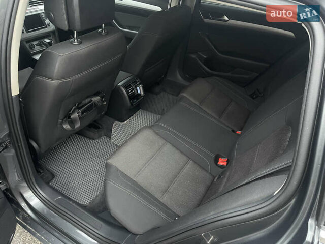 Серый Фольксваген Пассат, объемом двигателя 1.97 л и пробегом 240 тыс. км за 15599 $, фото 32 на Automoto.ua