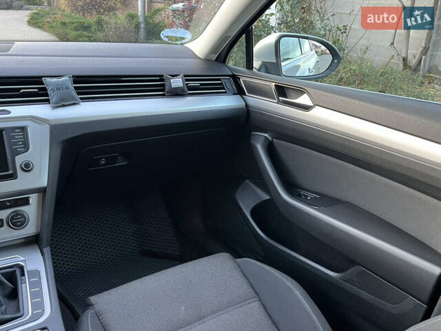 Серый Фольксваген Пассат, объемом двигателя 1.6 л и пробегом 262 тыс. км за 11800 $, фото 26 на Automoto.ua