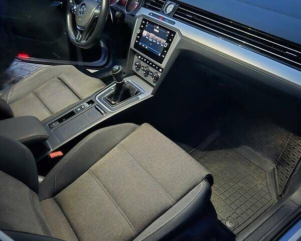 Серый Фольксваген Пассат, объемом двигателя 1.6 л и пробегом 249 тыс. км за 13499 $, фото 38 на Automoto.ua