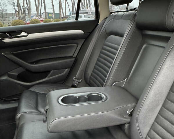 Сірий Фольксваген Пассат, об'ємом двигуна 2 л та пробігом 189 тис. км за 17300 $, фото 25 на Automoto.ua