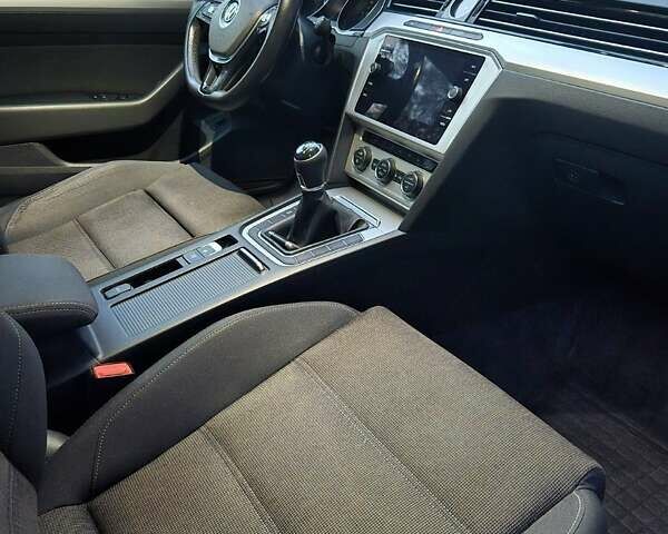 Серый Фольксваген Пассат, объемом двигателя 1.6 л и пробегом 249 тыс. км за 13499 $, фото 27 на Automoto.ua