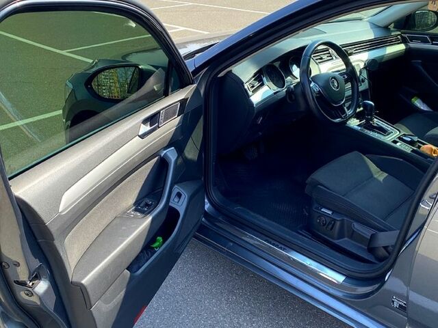 Серый Фольксваген Пассат, объемом двигателя 1.6 л и пробегом 297 тыс. км за 14190 $, фото 5 на Automoto.ua