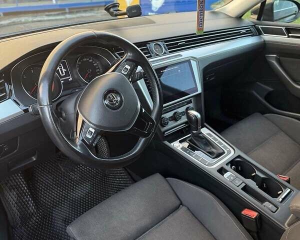 Фольксваген Пассат 2017 в Ивано-Франковске на Automoto.ua Серый Фольксваген Пассат, объемом двигателя 1.97 л и пробегом 300 тыс. км за 13300 $, фото 2 на Automoto.ua