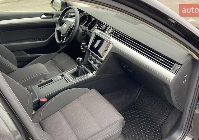 Серый Фольксваген Пассат, объемом двигателя 1.6 л и пробегом 186 тыс. км за 16500 $, фото 32 на Automoto.ua