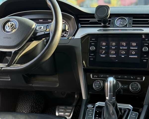 Фольксваген Пассат 2018 в Киеве на Automoto.ua Серый Фольксваген Пассат, объемом двигателя 1.97 л и пробегом 287 тыс. км за 19300 $, фото 17 на Automoto.ua