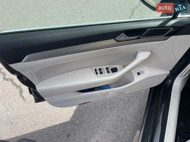 Сірий Фольксваген Пассат, об'ємом двигуна 2 л та пробігом 197 тис. км за 15999 $, фото 36 на Automoto.ua