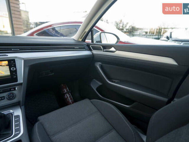 Сірий Фольксваген Пассат, об'ємом двигуна 1.6 л та пробігом 205 тис. км за 13600 $, фото 20 на Automoto.ua