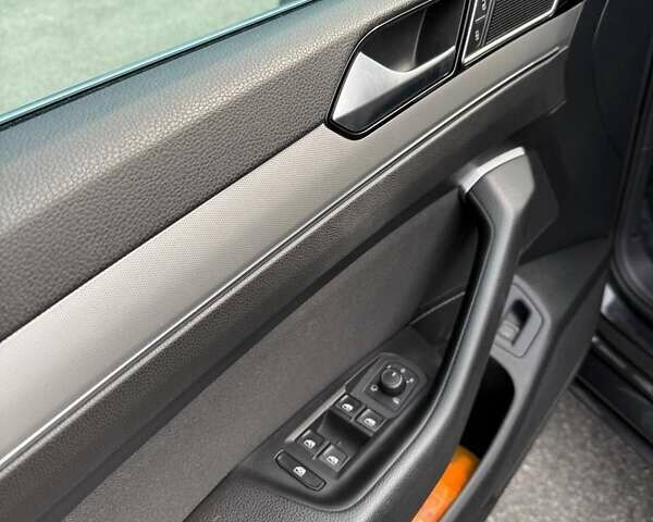 Фольксваген Пассат 2018 в Тернополе на Automoto.ua Серый Фольксваген Пассат, объемом двигателя 2 л и пробегом 195 тыс. км за 19900 $, фото 25 на Automoto.ua
