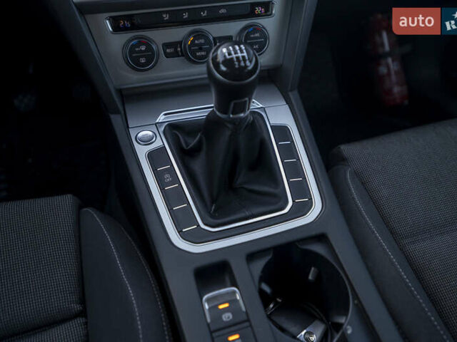 Сірий Фольксваген Пассат, об'ємом двигуна 1.6 л та пробігом 205 тис. км за 13600 $, фото 22 на Automoto.ua