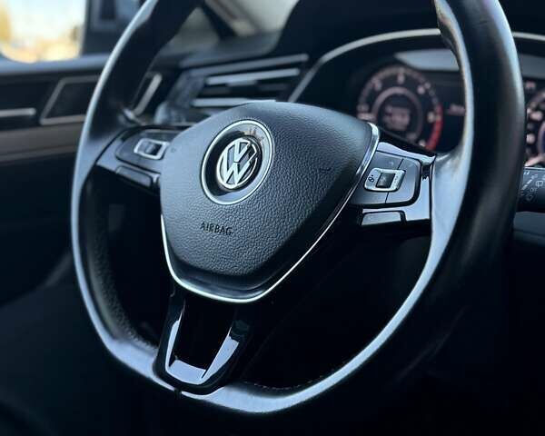 Фольксваген Пассат 2018 в Киеве на Automoto.ua Серый Фольксваген Пассат, объемом двигателя 1.97 л и пробегом 287 тыс. км за 19300 $, фото 18 на Automoto.ua