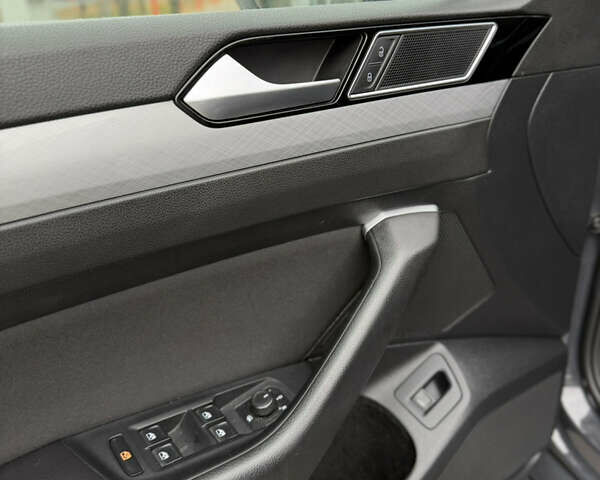 Серый Фольксваген Пассат, объемом двигателя 1.97 л и пробегом 210 тыс. км за 19800 $, фото 17 на Automoto.ua