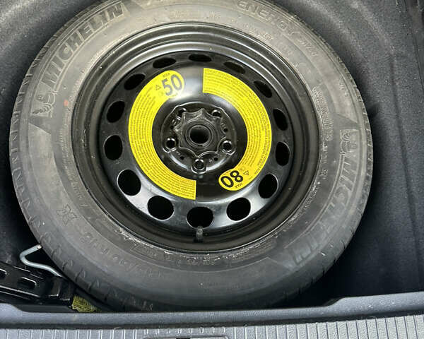 Сірий Фольксваген Пассат, об'ємом двигуна 1.6 л та пробігом 281 тис. км за 15999 $, фото 14 на Automoto.ua