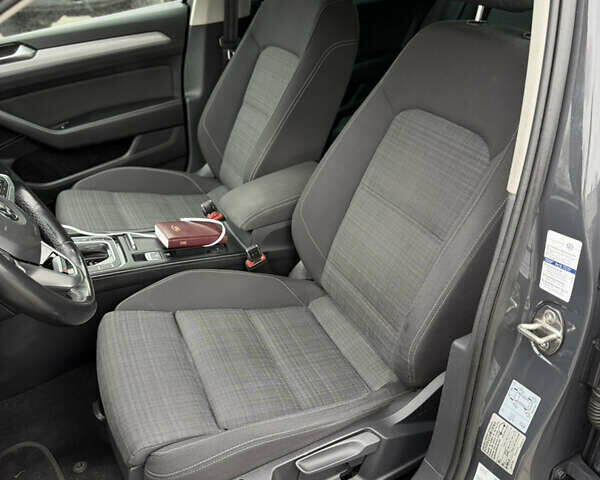 Серый Фольксваген Пассат, объемом двигателя 1.97 л и пробегом 210 тыс. км за 19800 $, фото 18 на Automoto.ua