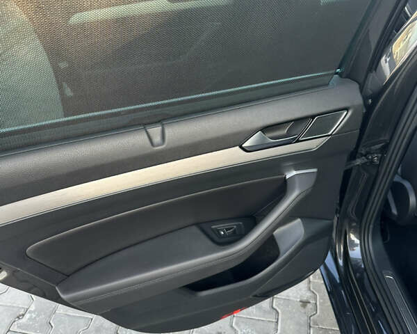 Сірий Фольксваген Пассат, об'ємом двигуна 1.6 л та пробігом 281 тис. км за 15999 $, фото 9 на Automoto.ua