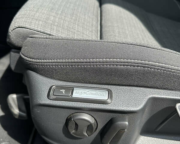 Серый Фольксваген Пассат, объемом двигателя 1.97 л и пробегом 170 тыс. км за 22200 $, фото 29 на Automoto.ua