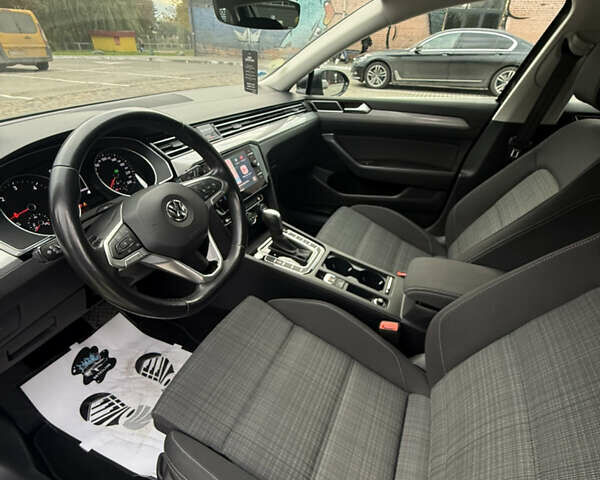 Серый Фольксваген Пассат, объемом двигателя 1.6 л и пробегом 197 тыс. км за 18499 $, фото 6 на Automoto.ua