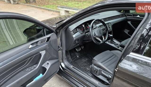 Серый Фольксваген Пассат, объемом двигателя 1.97 л и пробегом 207 тыс. км за 23900 $, фото 1 на Automoto.ua