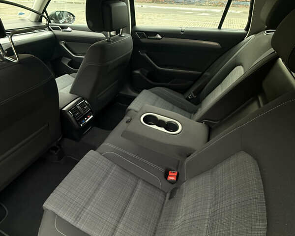 Серый Фольксваген Пассат, объемом двигателя 1.6 л и пробегом 197 тыс. км за 18499 $, фото 17 на Automoto.ua