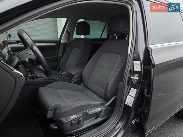 Сірий Фольксваген Пассат, об'ємом двигуна 2 л та пробігом 179 тис. км за 22990 $, фото 115 на Automoto.ua