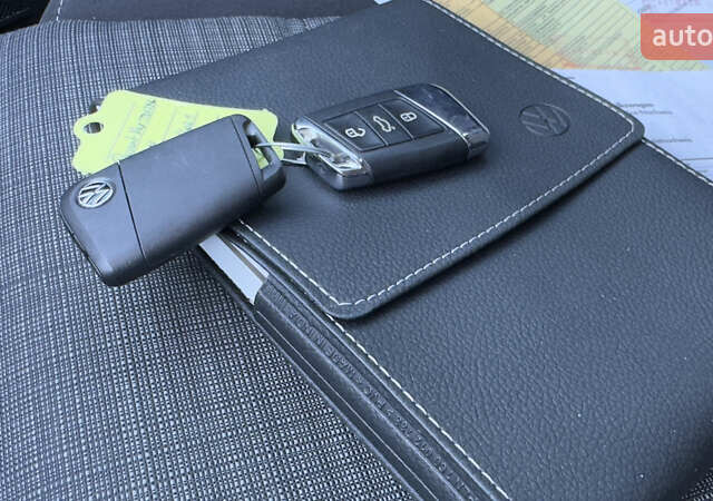 Серый Фольксваген Пассат, объемом двигателя 1.97 л и пробегом 175 тыс. км за 22741 $, фото 38 на Automoto.ua