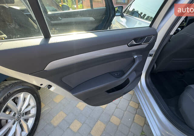 Серый Фольксваген Пассат, объемом двигателя 1.97 л и пробегом 175 тыс. км за 22741 $, фото 26 на Automoto.ua