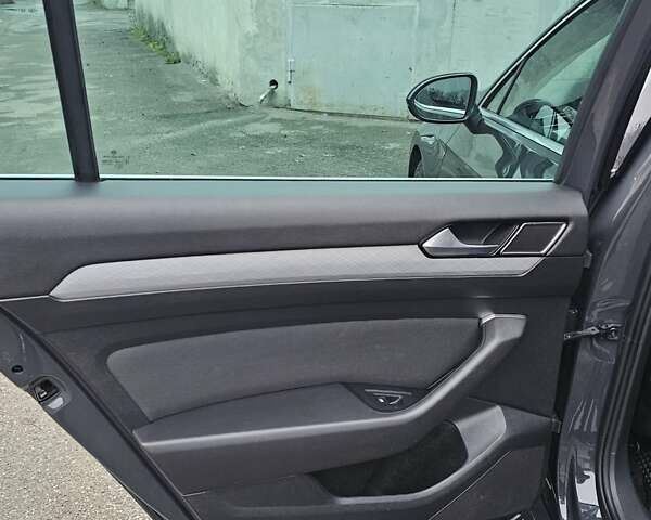 Серый Фольксваген Пассат, объемом двигателя 1.97 л и пробегом 220 тыс. км за 18500 $, фото 23 на Automoto.ua