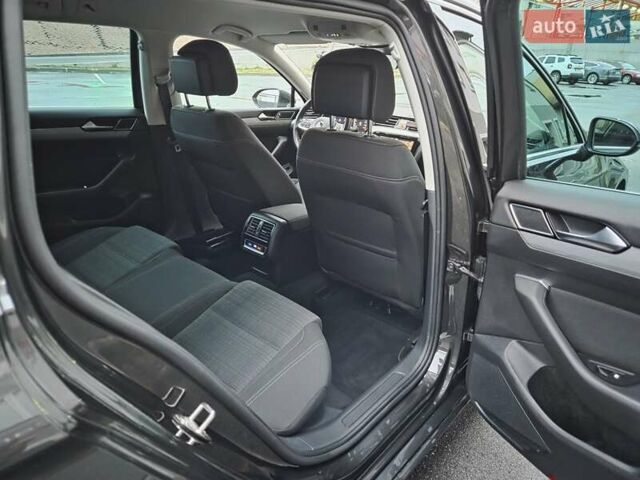 Сірий Фольксваген Пассат, об'ємом двигуна 2 л та пробігом 179 тис. км за 22990 $, фото 150 на Automoto.ua