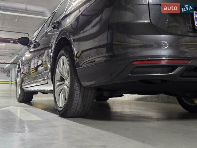 Сірий Фольксваген Пассат, об'ємом двигуна 2 л та пробігом 179 тис. км за 22990 $, фото 43 на Automoto.ua