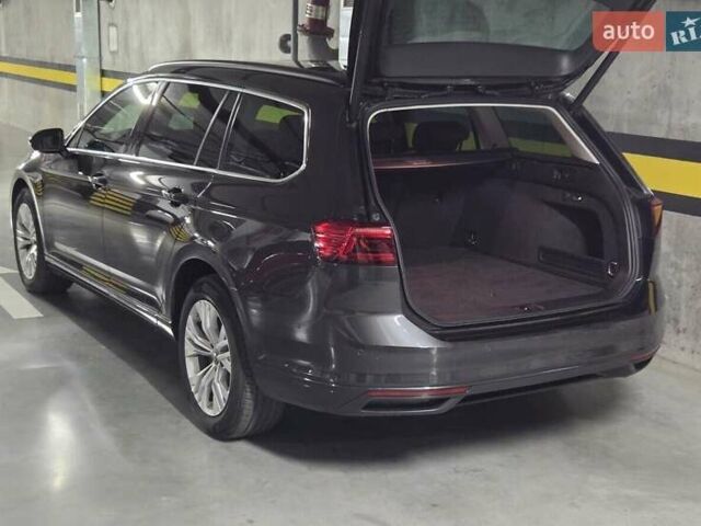 Сірий Фольксваген Пассат, об'ємом двигуна 2 л та пробігом 179 тис. км за 22990 $, фото 26 на Automoto.ua