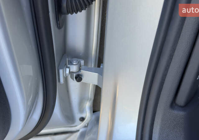 Серый Фольксваген Пассат, объемом двигателя 1.97 л и пробегом 175 тыс. км за 22741 $, фото 35 на Automoto.ua