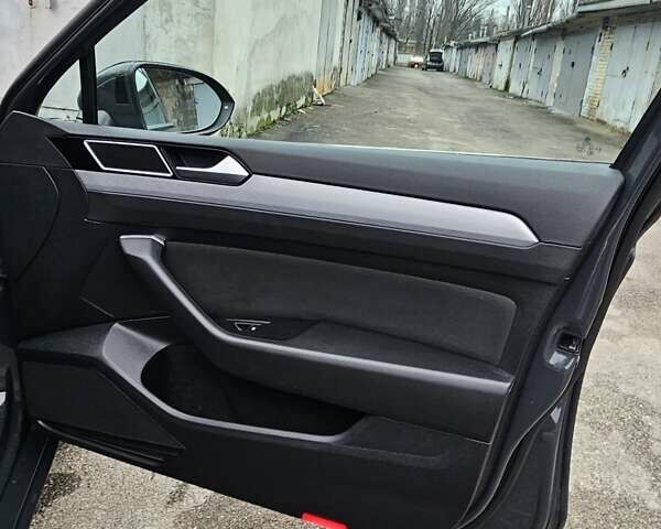 Серый Фольксваген Пассат, объемом двигателя 1.97 л и пробегом 220 тыс. км за 18500 $, фото 28 на Automoto.ua