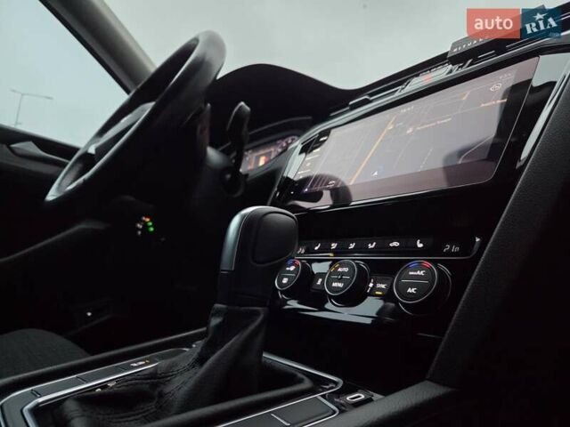 Сірий Фольксваген Пассат, об'ємом двигуна 2 л та пробігом 179 тис. км за 22990 $, фото 139 на Automoto.ua