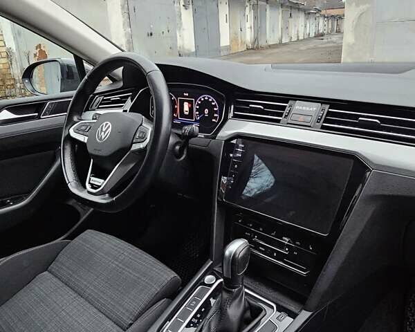 Серый Фольксваген Пассат, объемом двигателя 1.97 л и пробегом 220 тыс. км за 18500 $, фото 29 на Automoto.ua