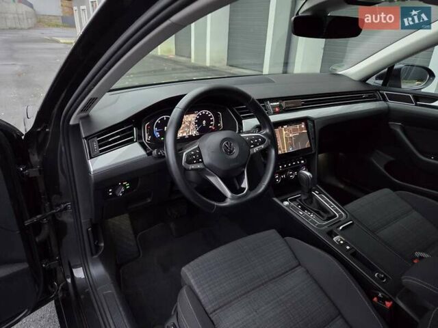 Сірий Фольксваген Пассат, об'ємом двигуна 2 л та пробігом 179 тис. км за 22990 $, фото 119 на Automoto.ua