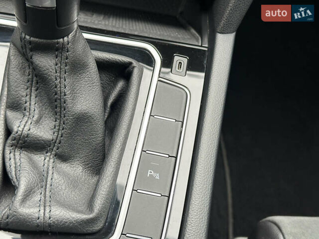 Серый Фольксваген Пассат, объемом двигателя 2 л и пробегом 181 тыс. км за 26499 $, фото 108 на Automoto.ua