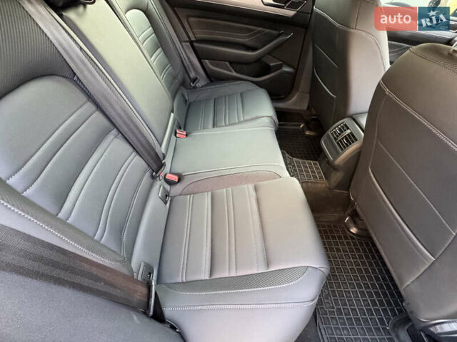 Серый Фольксваген Пассат, объемом двигателя 1.97 л и пробегом 30 тыс. км за 33499 $, фото 20 на Automoto.ua