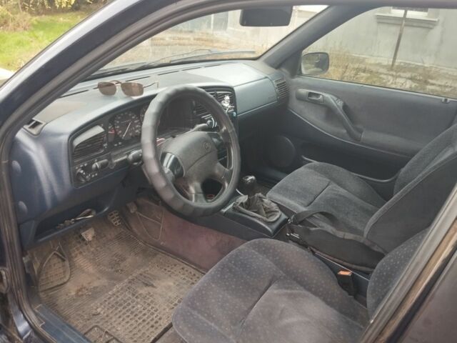 Синий Фольксваген Пассат, объемом двигателя 2 л и пробегом 450 тыс. км за 1900 $, фото 3 на Automoto.ua