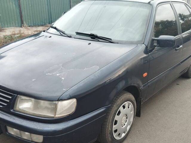 Синий Фольксваген Пассат, объемом двигателя 2 л и пробегом 450 тыс. км за 1900 $, фото 1 на Automoto.ua