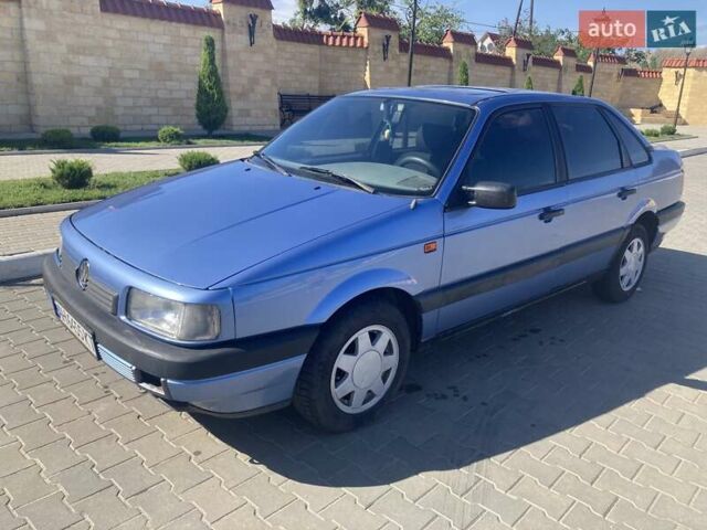 Синий Фольксваген Пассат, объемом двигателя 1.6 л и пробегом 370 тыс. км за 2100 $, фото 2 на Automoto.ua