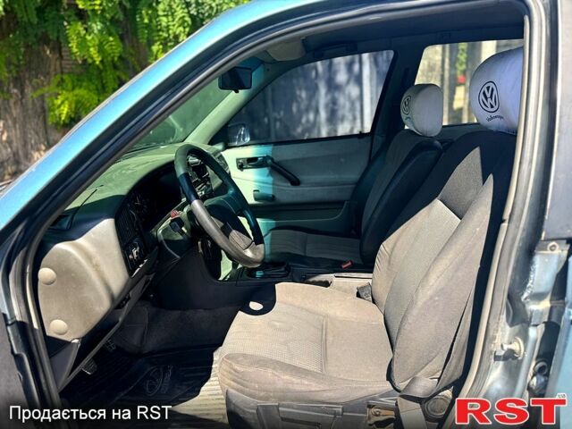 Синій Фольксваген Пассат, об'ємом двигуна 1.8 л та пробігом 260 тис. км за 1500 $, фото 4 на Automoto.ua